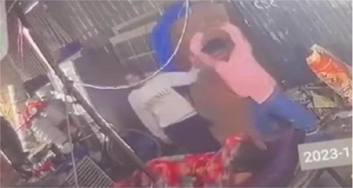 जालंधर में रंजिश के चलते बिस्तर पर लेटे कबाड़ी वाले पर तलवारों से जानलेवा हमला Svg%3E