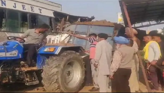 नवांशहर तेज रफ्तार बस ने ट्रॉली में मारी भयानक टक्कर Svg%3E