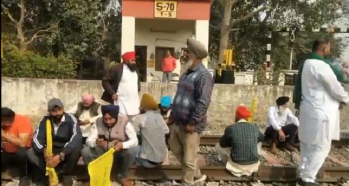 बड़ी खबर जालंधर हाइवे के बाद अब किसानों ने बंद किये रेल ट्रैक Svg%3E