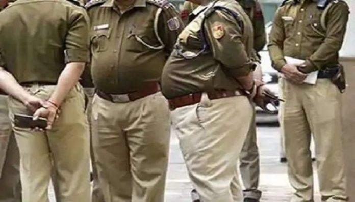 लुधियाना नाके पर चेकिंग के लिए रोका तो कार सवार ने की पुलिसवालों के साथ मारपीट Svg%3E