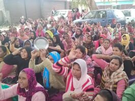 मोगा में आशा वर्कर्स ने बजाई थाली:केंद्र की मोदी सरकार के खिलाफ खोला मोर्चा, मांगी 21 हजार प्रतिमाह सेलरी Svg%3E